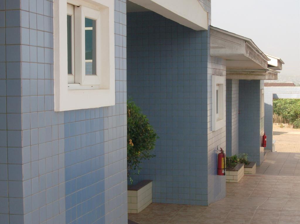 Kokrobite De Holiday Beach Hotel المظهر الخارجي الصورة