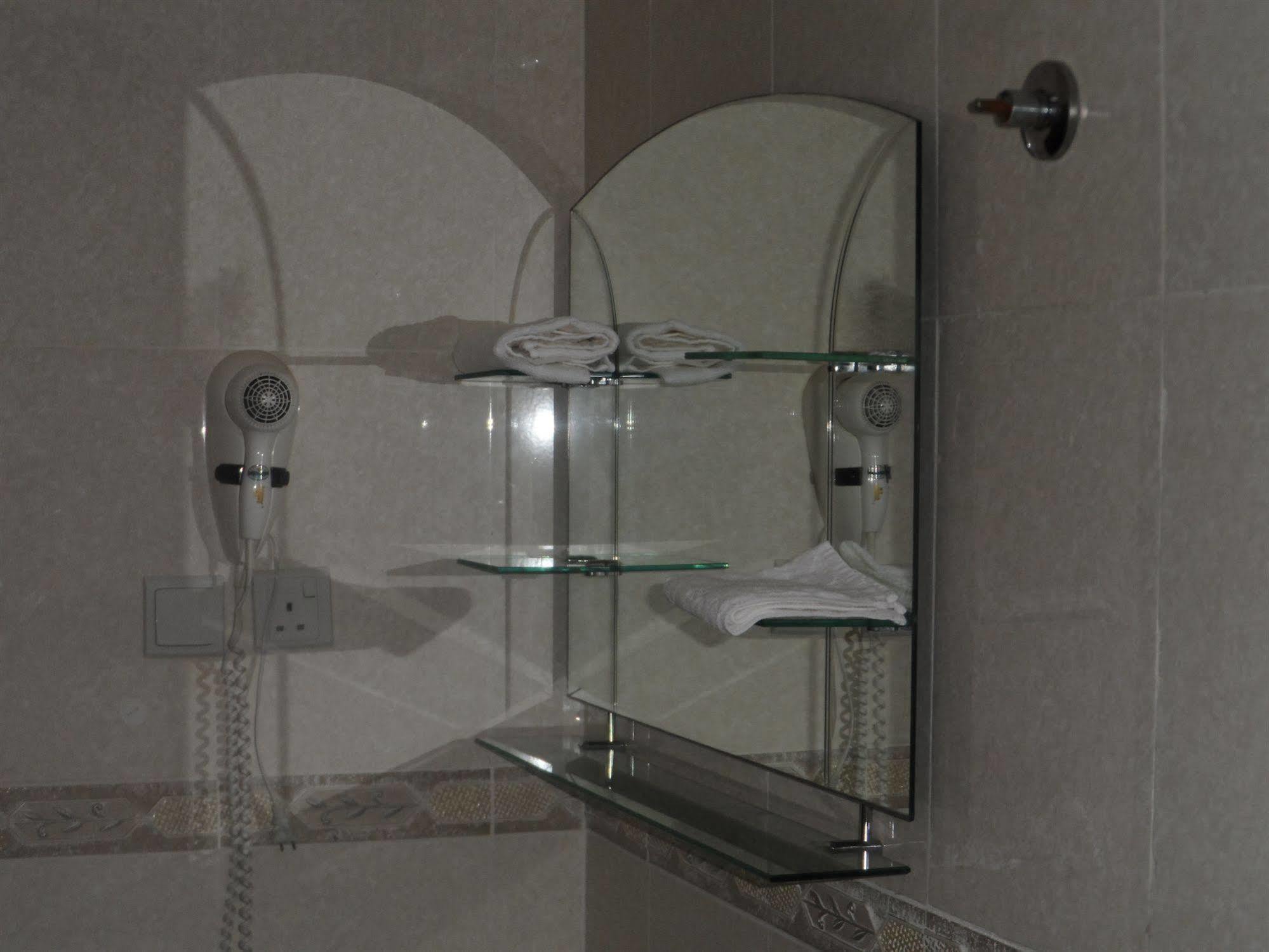 Kokrobite De Holiday Beach Hotel المظهر الخارجي الصورة