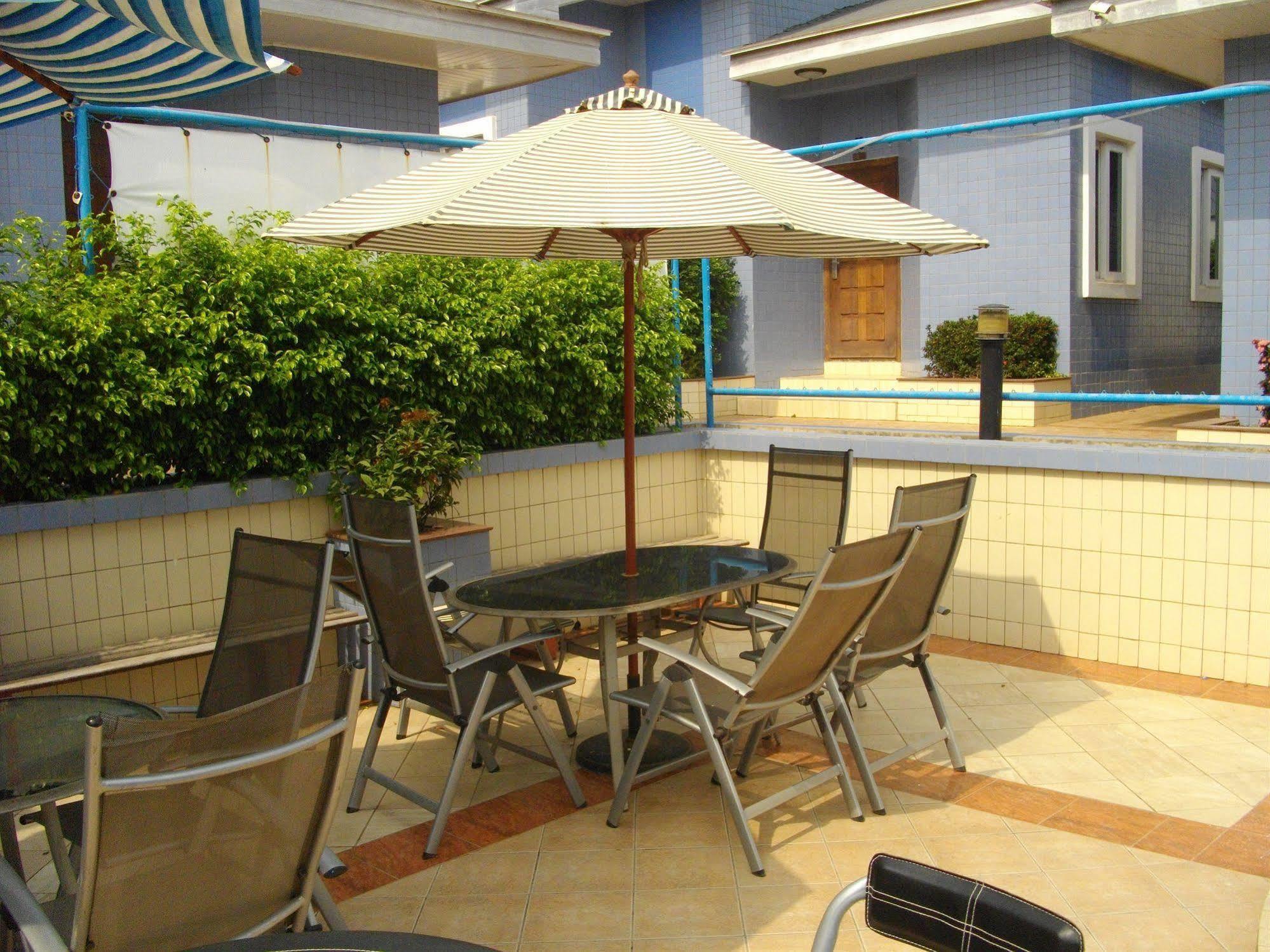 Kokrobite De Holiday Beach Hotel المظهر الخارجي الصورة